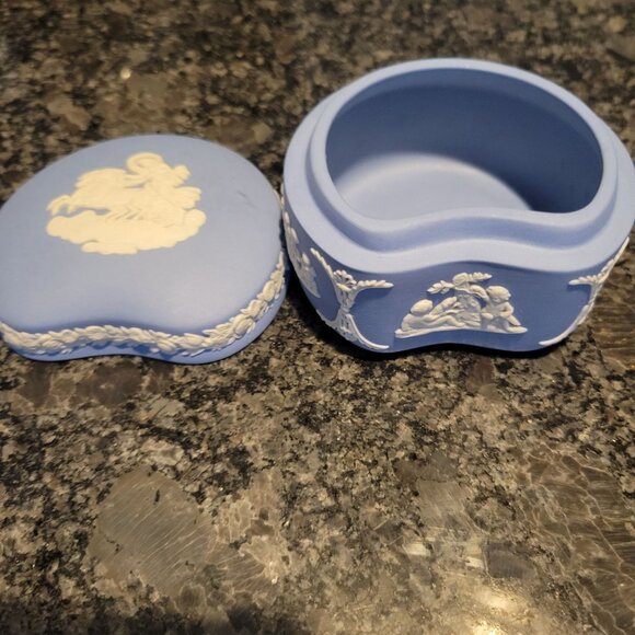 Vintage Wedgwood Blue Jasperware Trinket Box Heart Shaped Cherub Design 3" - Picture 7 of 16